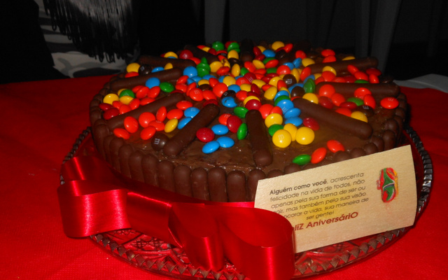 Bolo de chocolate com recheio de morango e palitinhos