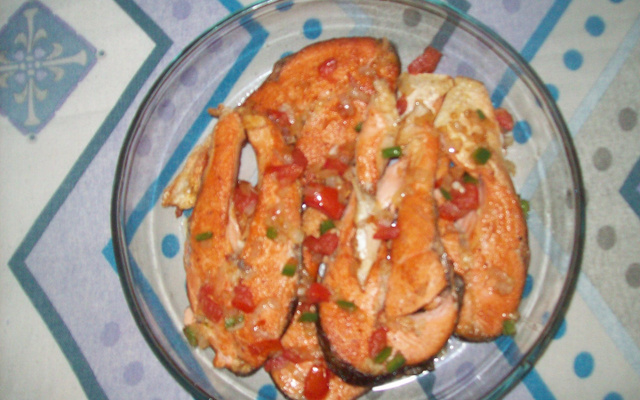 Salmão frito em azeite.