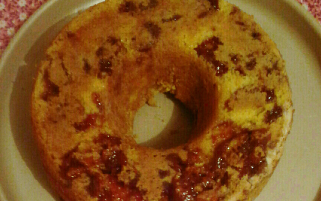 Bolo de fubá cremoso com goiabada