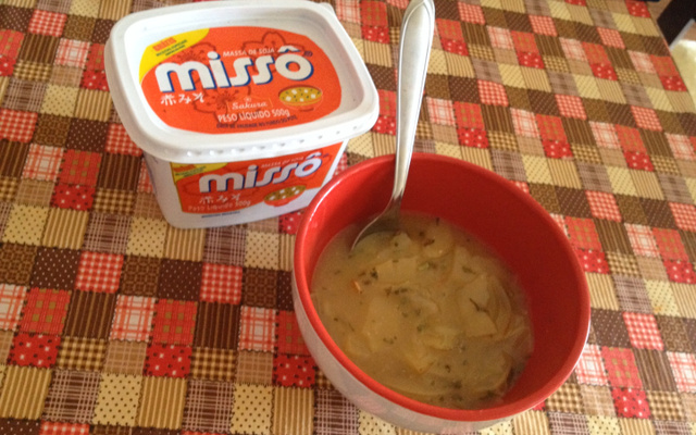 Sopa de missô com cebola e batata