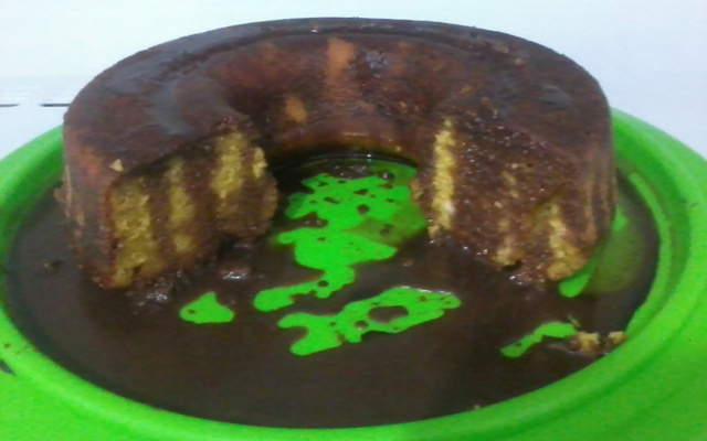 Bolo de cenoura com calda de chocolate que derrete na boca