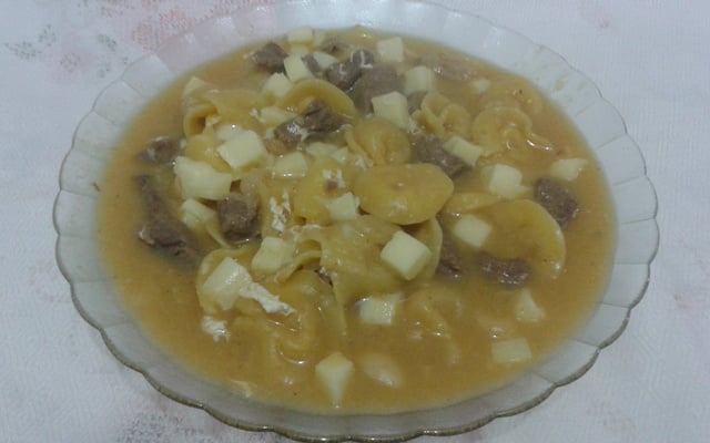 Sopa de capeletti de queijo com carne