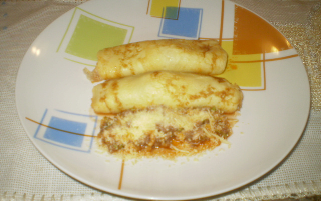 Panquecas com recheio de carne moída e acelga ao molho de tomate