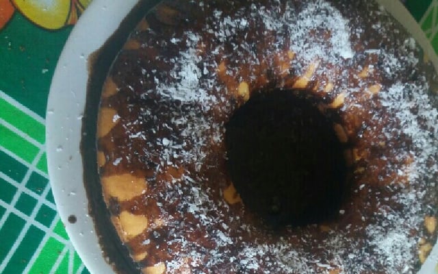 Bolo simples de coco com cobertura de chocolate (muito fácil)