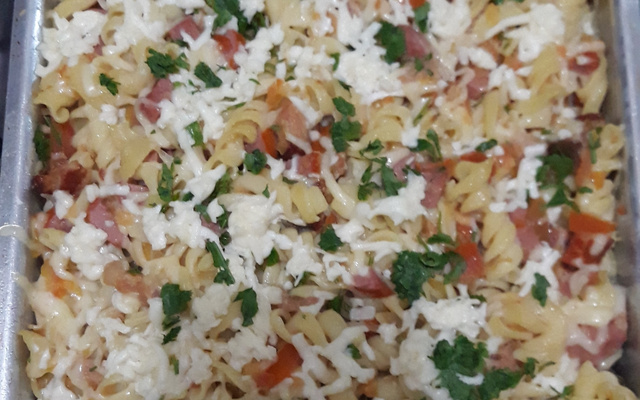 Macarrão ao forno com bacon e mussarela