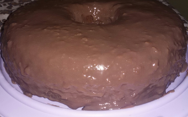 Bolo simples com cobertura de chocolate