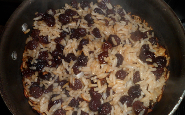 Arroz com uvas passas e leite de coco delicioso