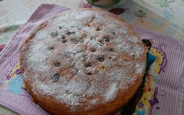 BOLO RÁPIDO com LINHAÇA, NATA E UVA PASSA