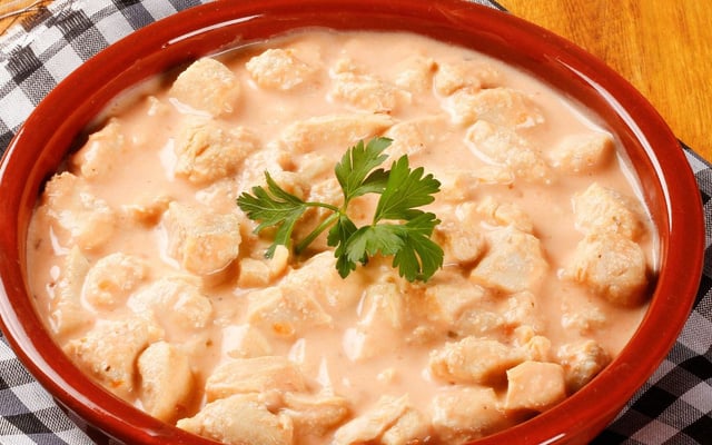 Strogonoff de frango sem lactose com creme aveludado