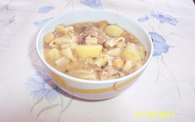 Sopa de grão-de-bico e costelinha