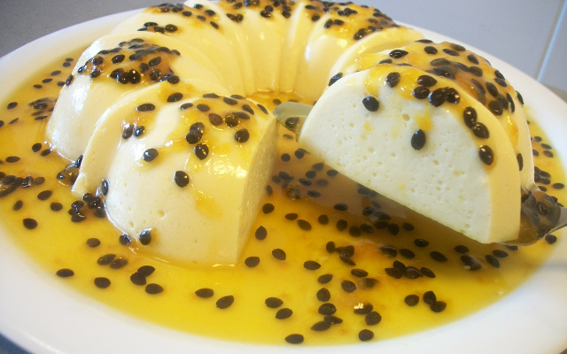 Flan de iogurte com maracujá