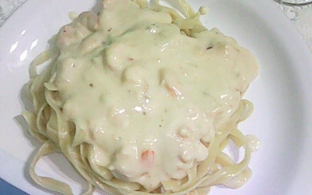 Macarrão ao molho branco com camarão