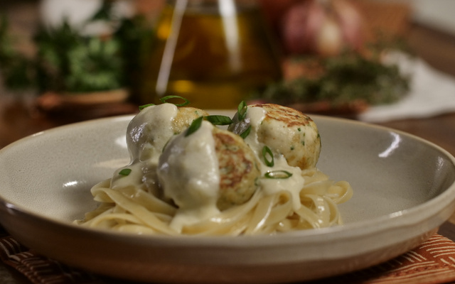 Almôndegas de frango ao molho de queijo 