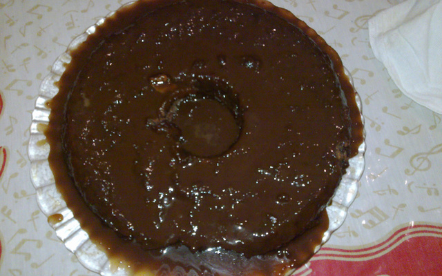 Bolo de chocolate com cobertura surpresa (sem ovos)