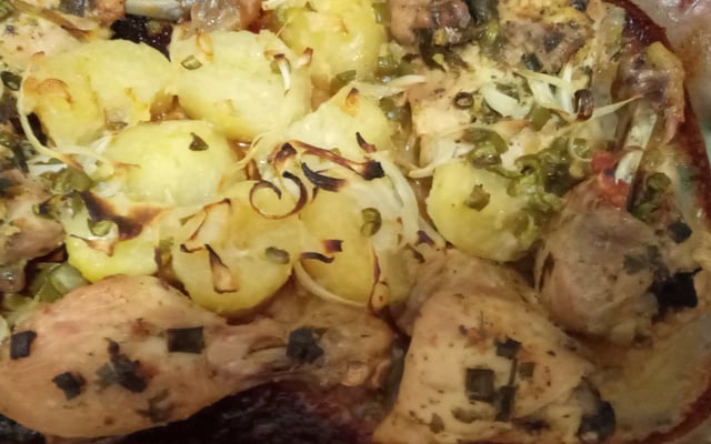 Coxa de frango assada com batatas