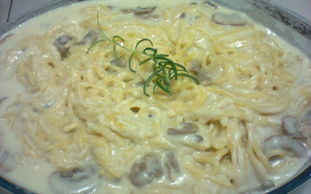 Espaguete ao molho gorgonzola com cogumelos Paris