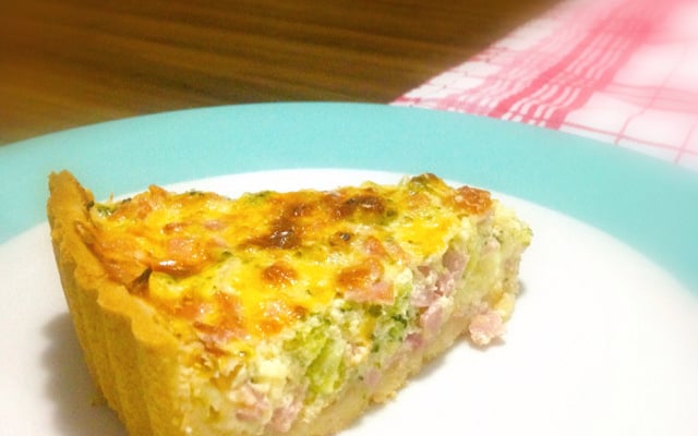 Quiche de queijo, presunto, brócolis e bacon