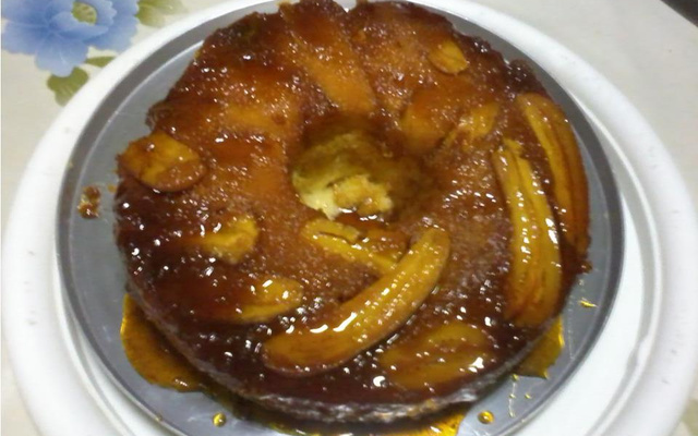 Bolo de banana com calda