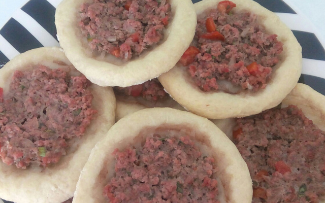 Esfirra aberta de carne