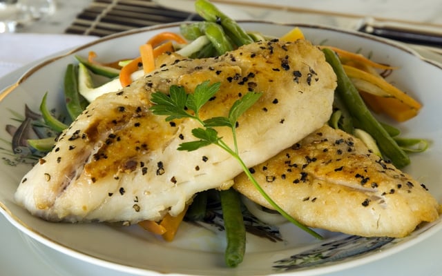 Peixe grelhado com legumes Julienne (Hotel Vila Naiá)