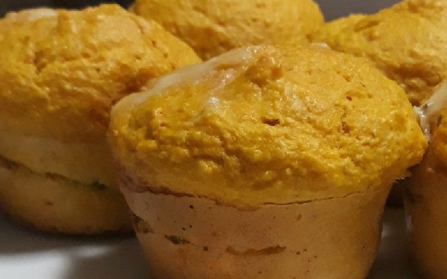 Muffin salgado integral de cenoura e parmesão