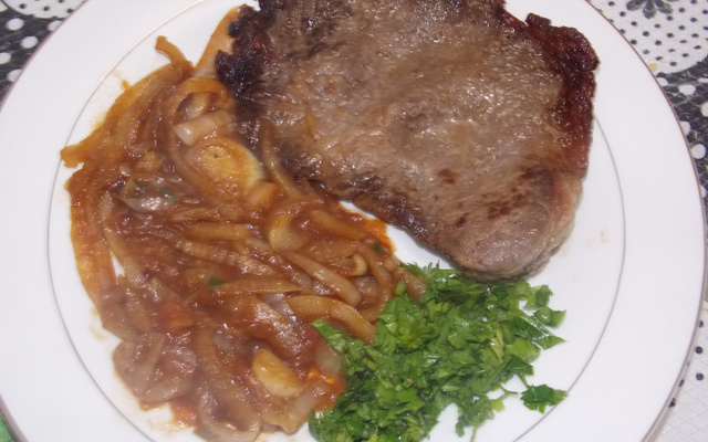 Bife acebolado com tomate