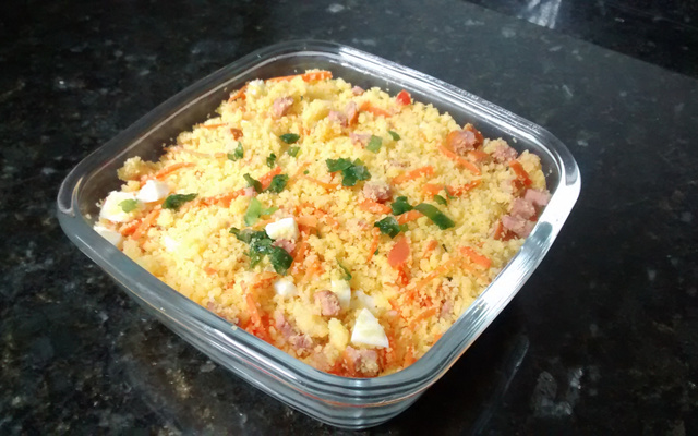 Farofa de cuscuz com calabresa