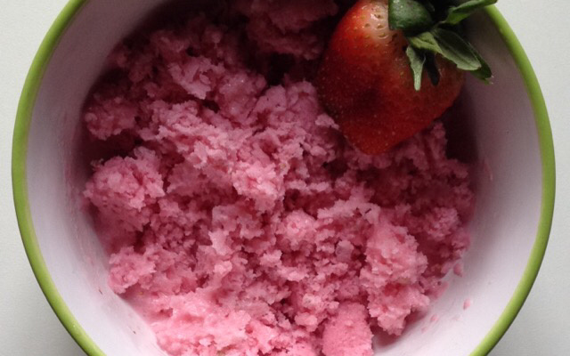 Sorvete de iogurte com frutas vermelhas