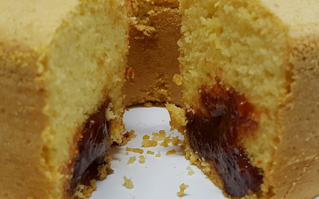 Bolo de fubá com goiabada