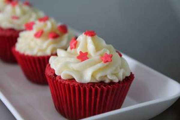 Cupcake velulo vermelho da Max de 2 Broke Girls