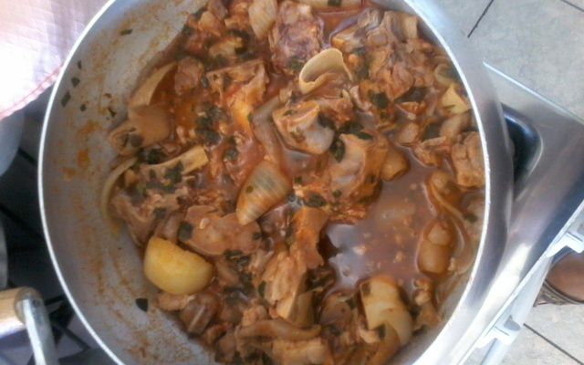 Pé de porco ao molho com batatas