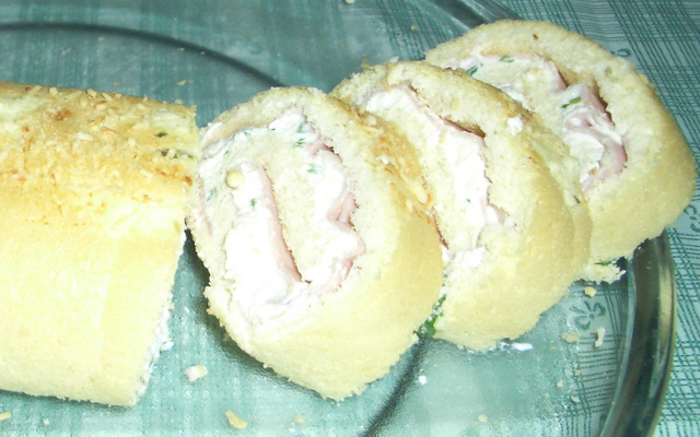 Rocambole de presunto e ricota