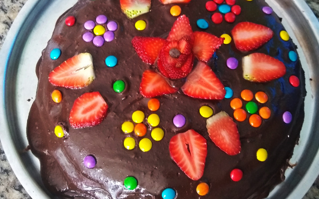 Bolo de chocolate de microondas com calda de falso brigadeiro