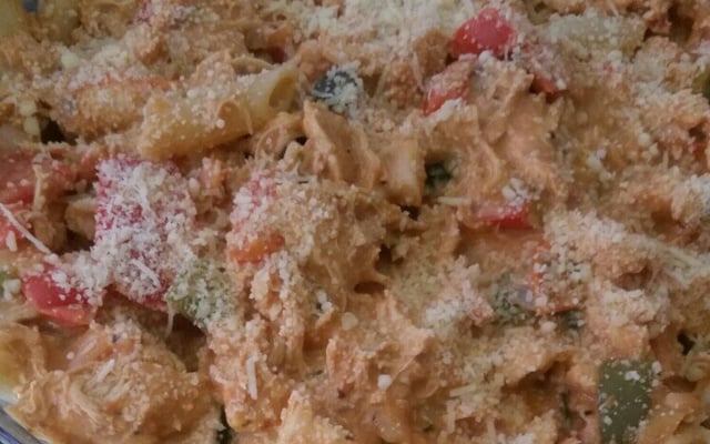 Macarrão penne com frango desfiado