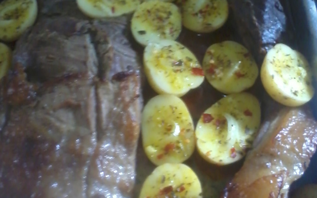 Batata assada recheada com cebola e pimenta calabresa