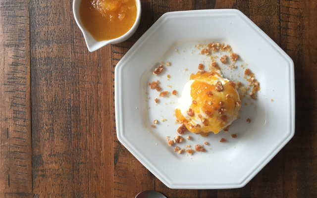 Sorvete de brie com geleia de damasco e praliné