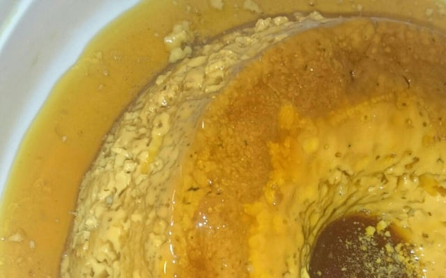 Pudim de leite condensado na boca do fogão