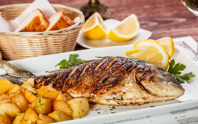 Peixe assado na brasa