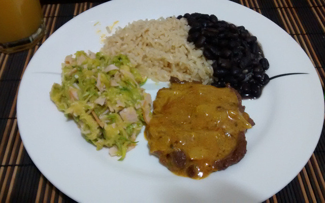 Bife ao molho de mostarda