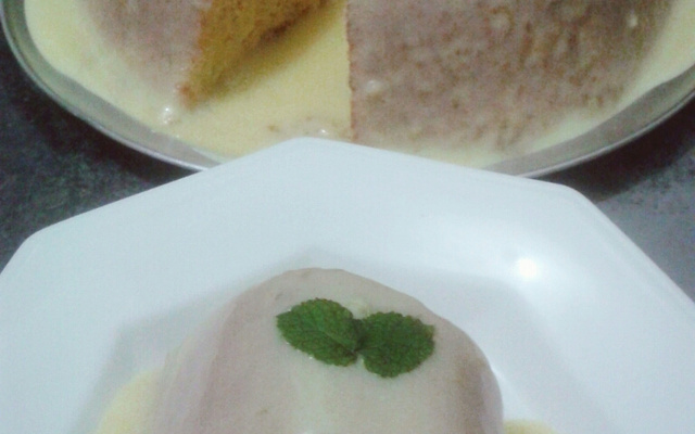 Bolo de laranja com cobertura de laranja.