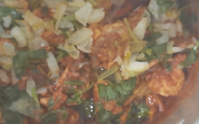 Frango ao molho de extrato de tomate e suco de limão 