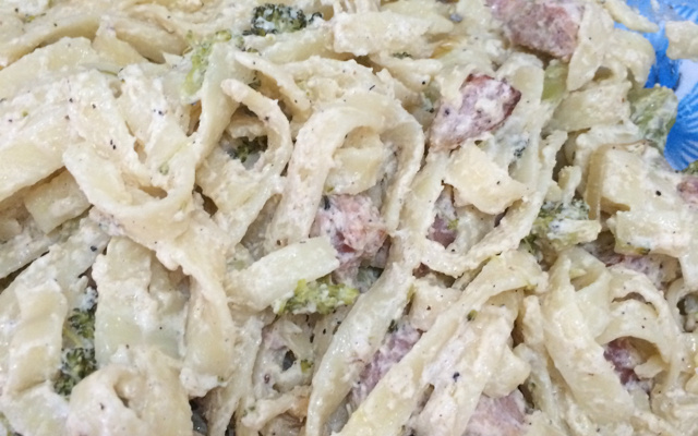 Macarrão com molho branco e  brócolis
