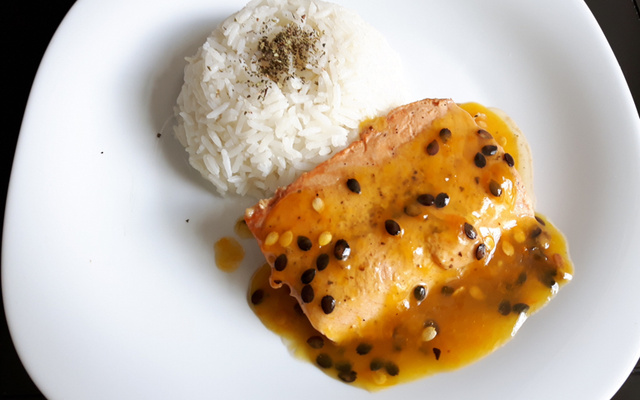 Salmão ao molho de maracujá