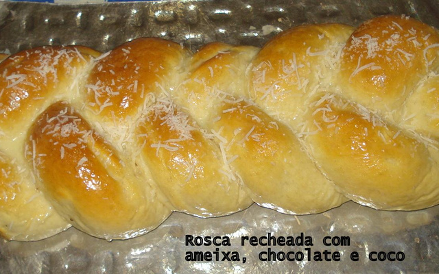 Rosca de chocolate, coco e ameixa