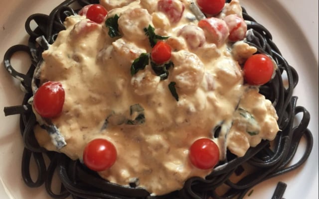 Massa Negra ao molho de camarões