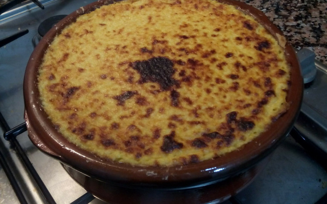 Torta de aipim com frango ao creme de milho