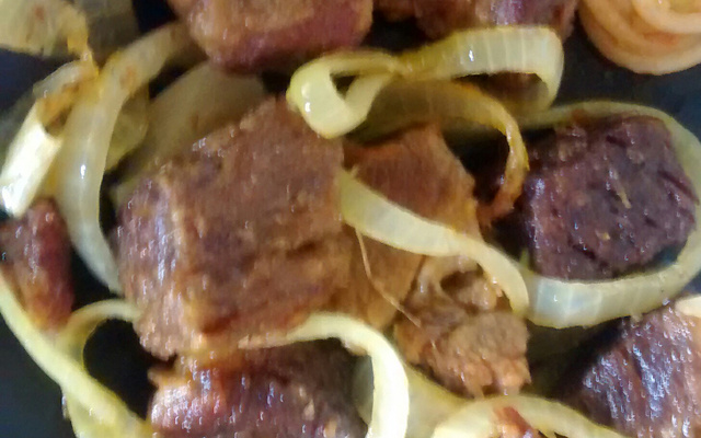 Carne frita acebolada de panela