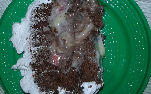 Bolo de chocolate com cobertura de morango do amor