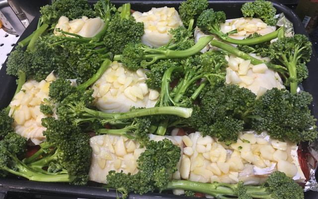 Bacalhau de forno ao alho e brócolis