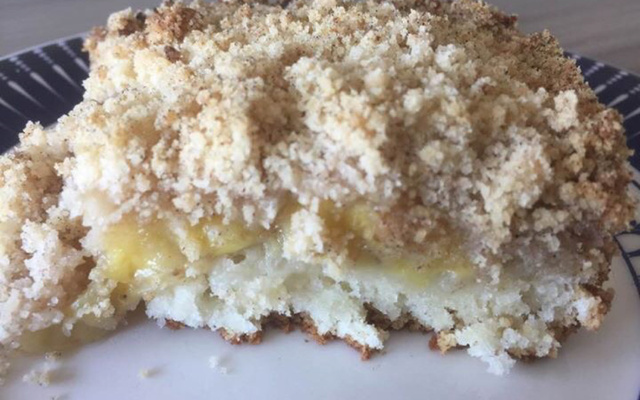 Cuca de banana com farofa